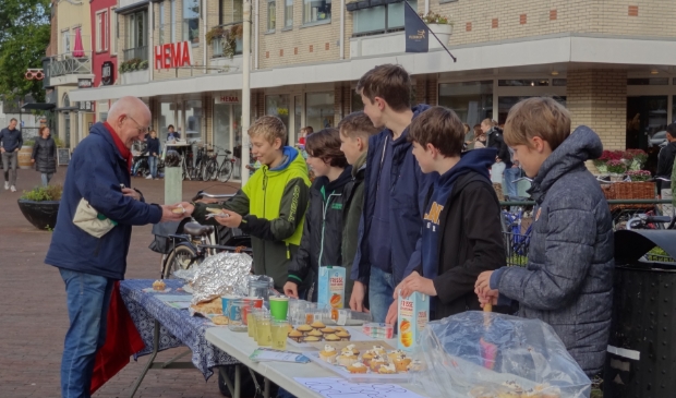 <p>Extra veel bedrijvigheid vrijdagmorgen in onder meer de Van Weedestraat.</p>