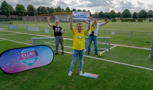 <p>SV Odijk ontvangt cheque van 5.000 euro van VriendenLoterij. </p>
