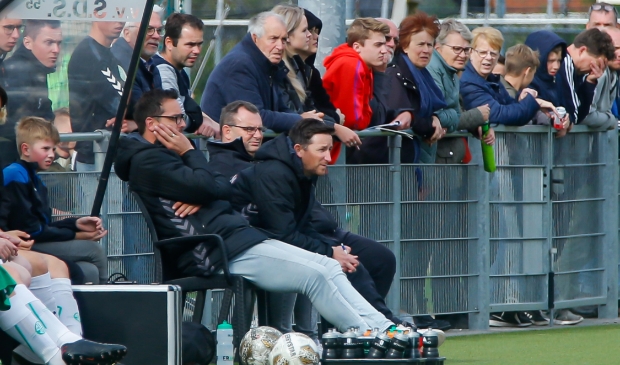 <p>Martin Speelziek, zittend rechts, wordt de nieuwe trainer van Lunteren.</p>