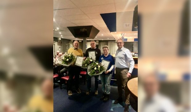 <p>Van links naar rechts: Bart van de Haar, Jaap van Donselaar, Marjon van Donselaar en voorzitter Gijs van den Broek.</p>