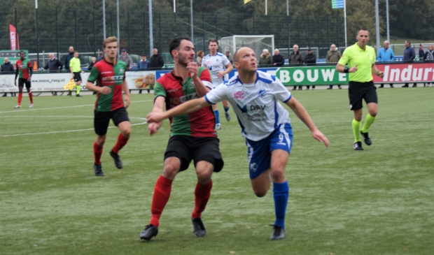 <p>Dennis Verhoef in duel</p>