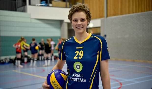 <p>Eline van Kappel staat nog onder behandeling, maar slaat inmiddels wel weer een balletje mee bij Sovoco. ,,Ik houd het zelfs de hele training vol."</p>