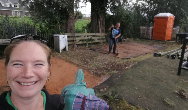 Stephanie de Rooij en Gert de Klein zijn druk bezig met het heropbouwen van het Hondenspeelparadijs aan de Achterdijk.