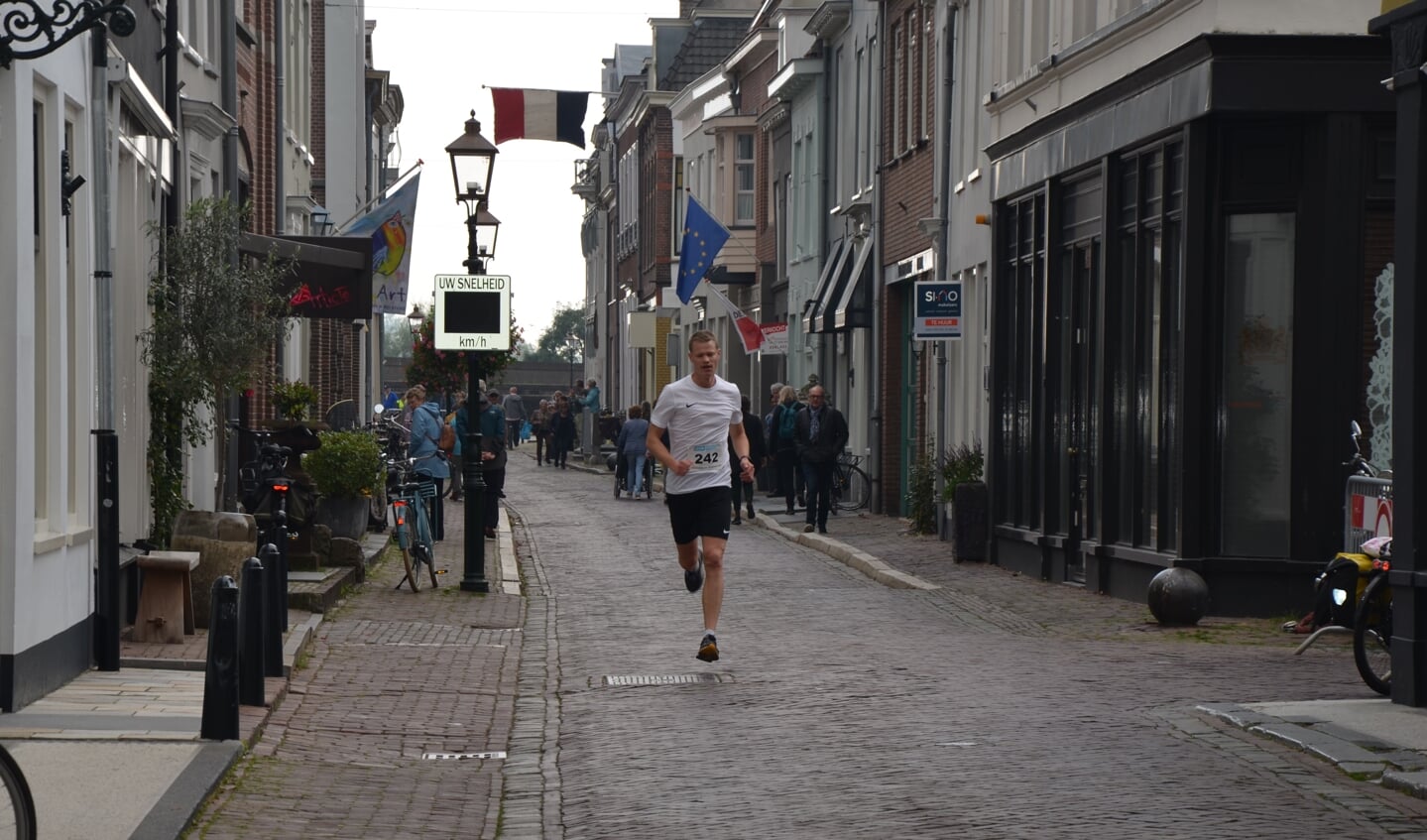 Door de Oeverstraat richting de finish