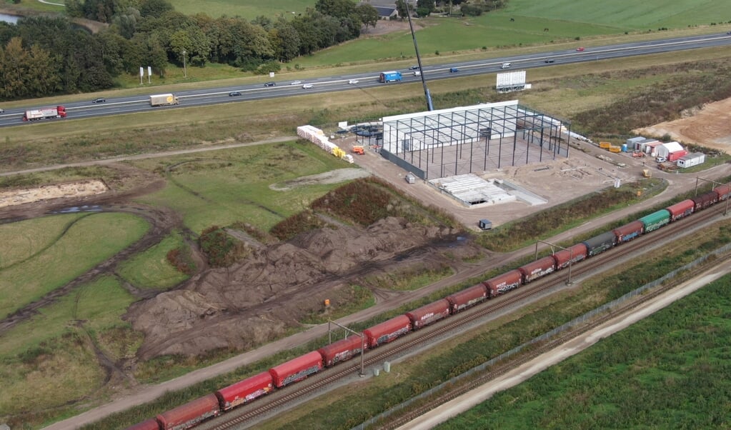 Globaal het gebied waar de railterminal moet komen, langs het spoor bij Harselaar-Zuid.