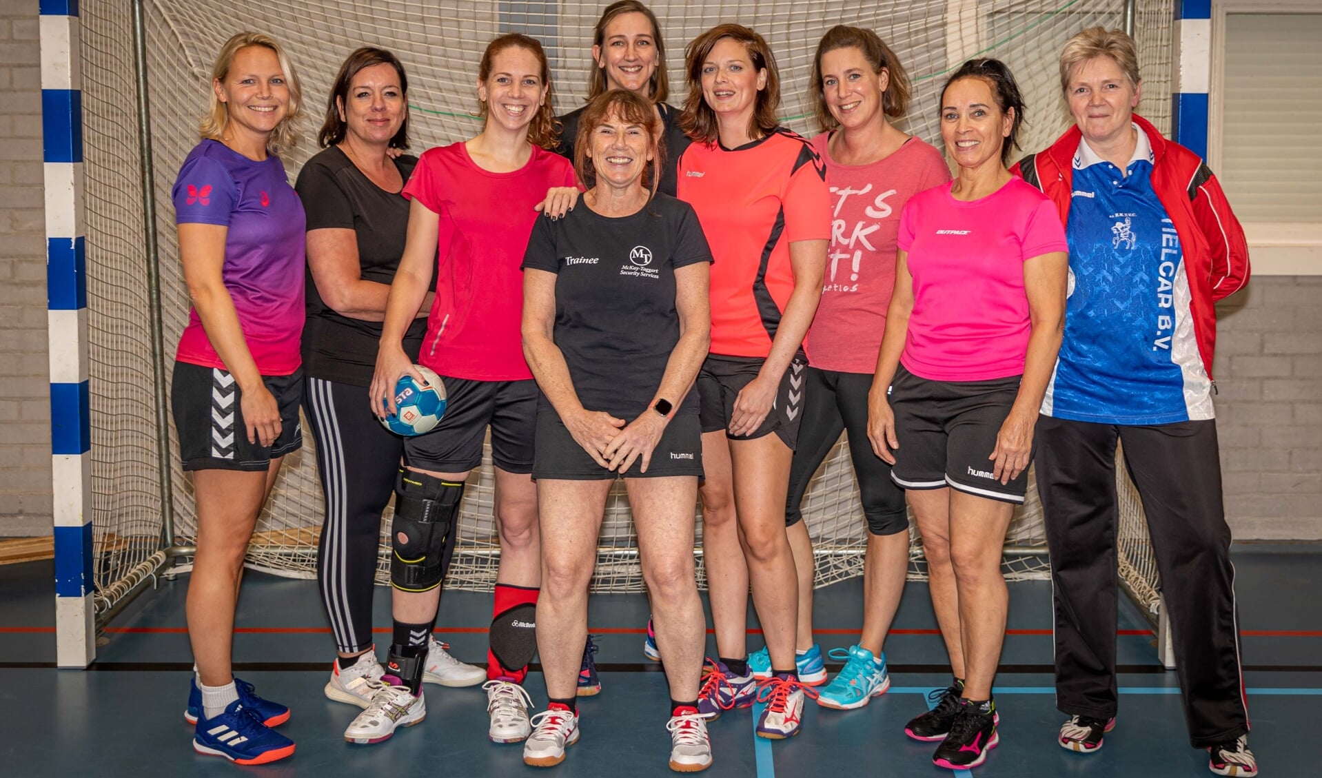 Marjolein Cohen te midden van de 'handbalmeiden' op donderdagavond.