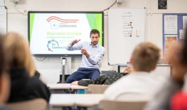 <p><em>Wethouder Eelke Kraaijeveld verzorgt een gastles over het klimaat & duurzame energie aan leerlingen van groep 7 van basisschool De Tamboerijn.</em></p>