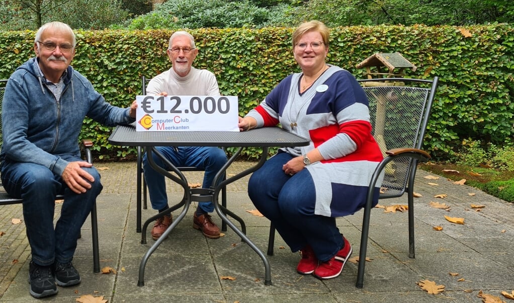 John Mulder en Ben Westerink schenken namens de CCM een royaal bedrag aan directeur Laura Jansen van het W.H. Hospice in Ermelo.