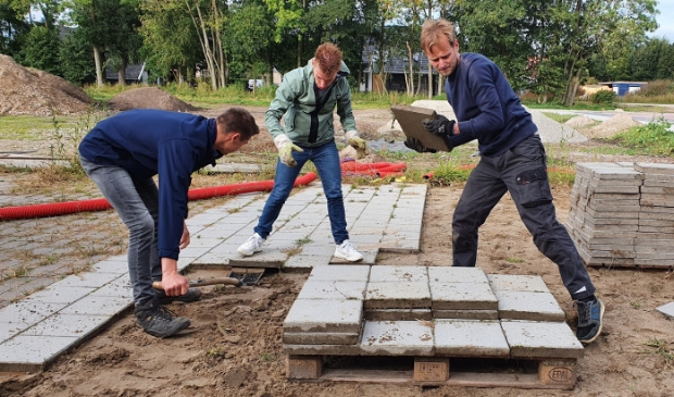 <p>Huib van Doleweerd werkt samen met de jongens aan de voorbereidingen van de Schoutenhoeve</p>