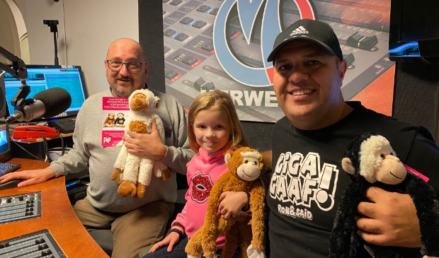 <p>Presentator Piet, Lindsey en Said (van links naar rechts) in de studio van MerweRadio </p>
