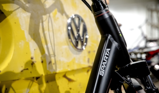 <p>Fietsenproducent Accell Group ontving in 2017 al een overnamebod van handelsbedrijf Pon, importeur van onder anderen Volkswagen. Accel Group is het moederbedrijf van merken als Sparta, Batavus en Koga. Het Amerikaanse Dorel Sports komt daar nu bij.</p>