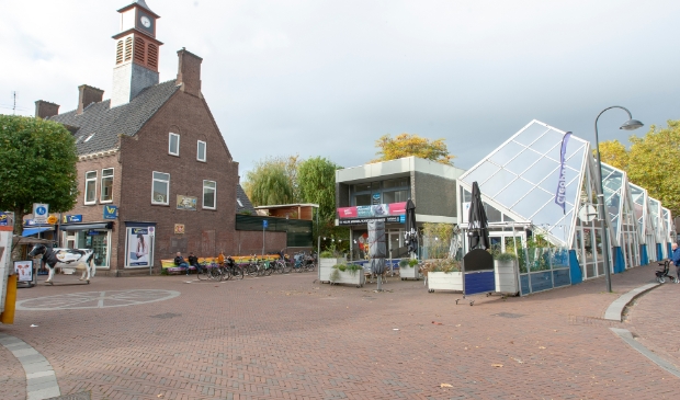 <p>Voormalig SNS-gebouw en serres moeten wijken voor herstel van de stadsgracht.</p>