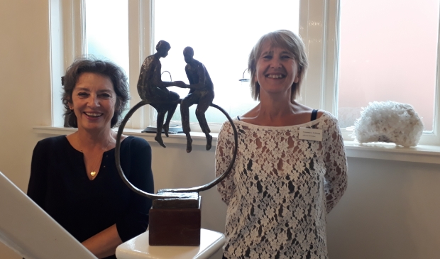 <p>Marja van der Vorst (links) en Annemarie Hidding bij het beeld dat onthuld werd tijdens de opening van De Luwte, ruim veertien jaar geleden.</p>