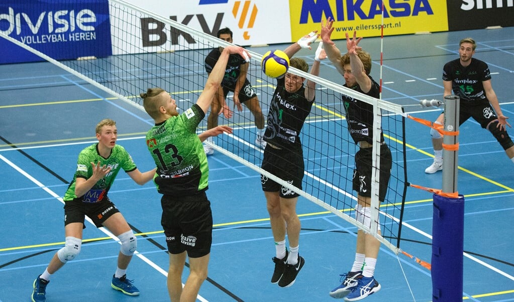 Aart Kooiman en Johan Gruvaeus (rechts) hangen in de lucht om de Fin Joonas Jokela af te blokken. 