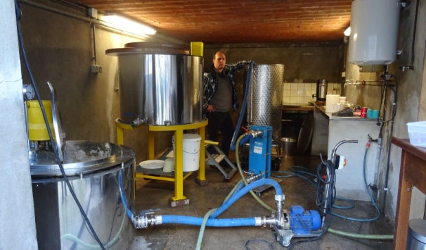 Een van de brouwers aan het werk
