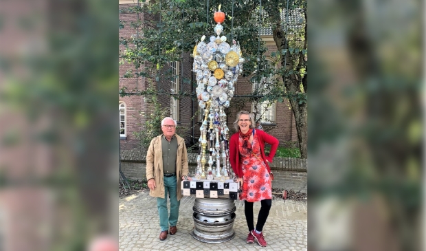 <p>Ron Verzijlbergen en Annemarie Sybrandy bij het kunstwerk.</p>