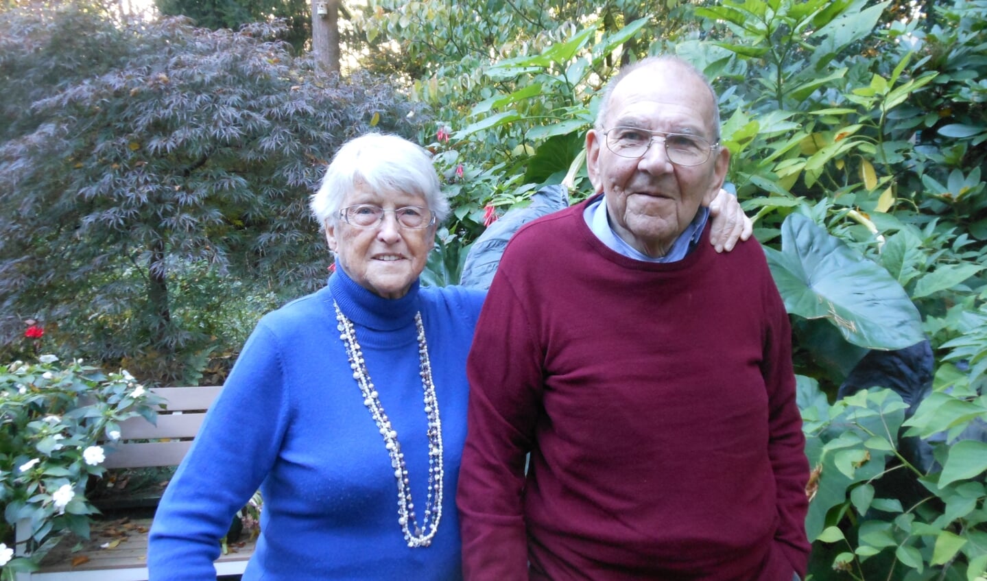 Mevrouw Jansen-Bos en de heer Jansen in de tuin van hun zoon Jeroen in Wezep.