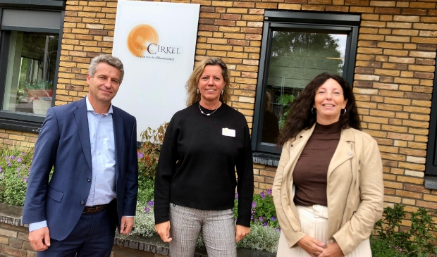 <p>Burgemeester Dirk Heijkoop, manager Angelique de Wit (midden) en wethouder Trudy Baggerman bij hospice De Cirkel voor de Alblasserwaard.</p>
