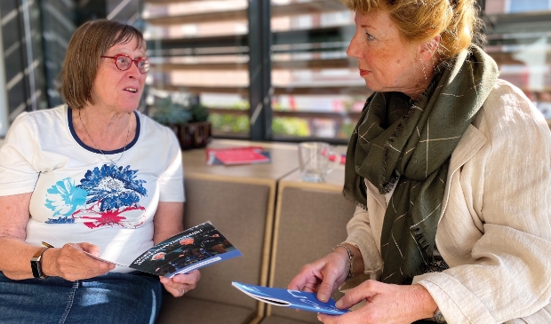Deskundige gastheren en -vrouwen nemen in het Geheugenhuis de tijd en aandacht om met inwoners in gesprek te gaan.