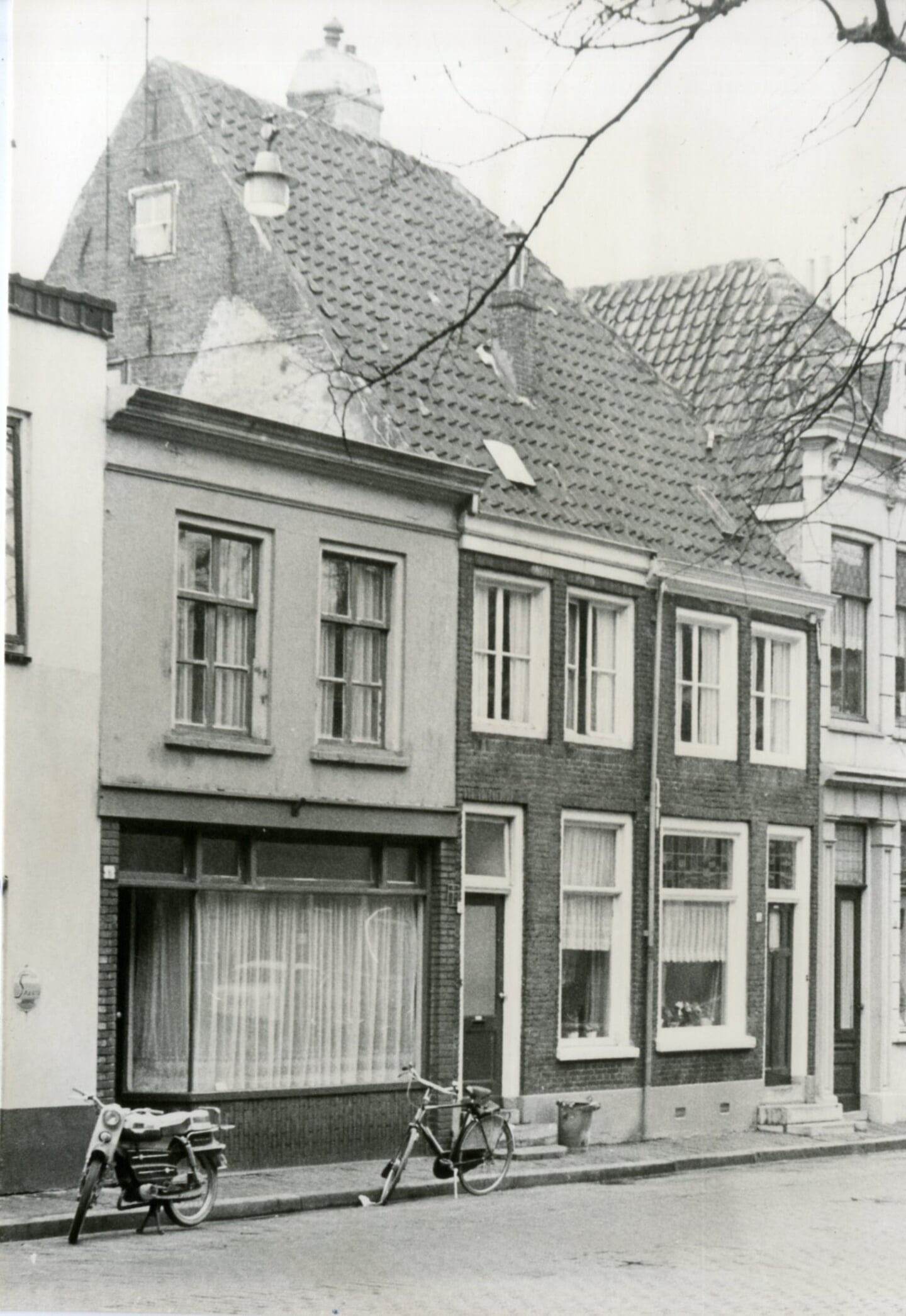 Een foto uit 1975 met rechts de panden Zusterhuis 7 en 8