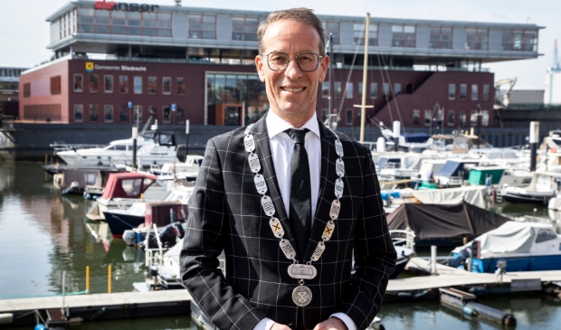 <p>Burgemeester De Vries doet oproep om coronamaatregelen op te volgen</p>