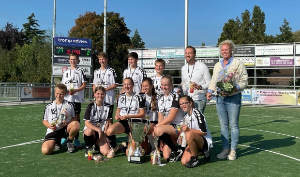 HKC B2, het eerste kampioensteam van HKC dit seizoen, met coach en sponsor