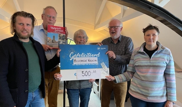 Uitreiking cheque aan HVL