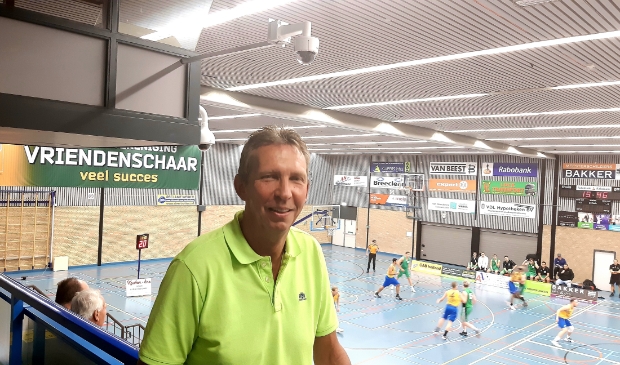 <p>Jos Baggerman bij de gloednieuwe livestreamcamera's.</p>