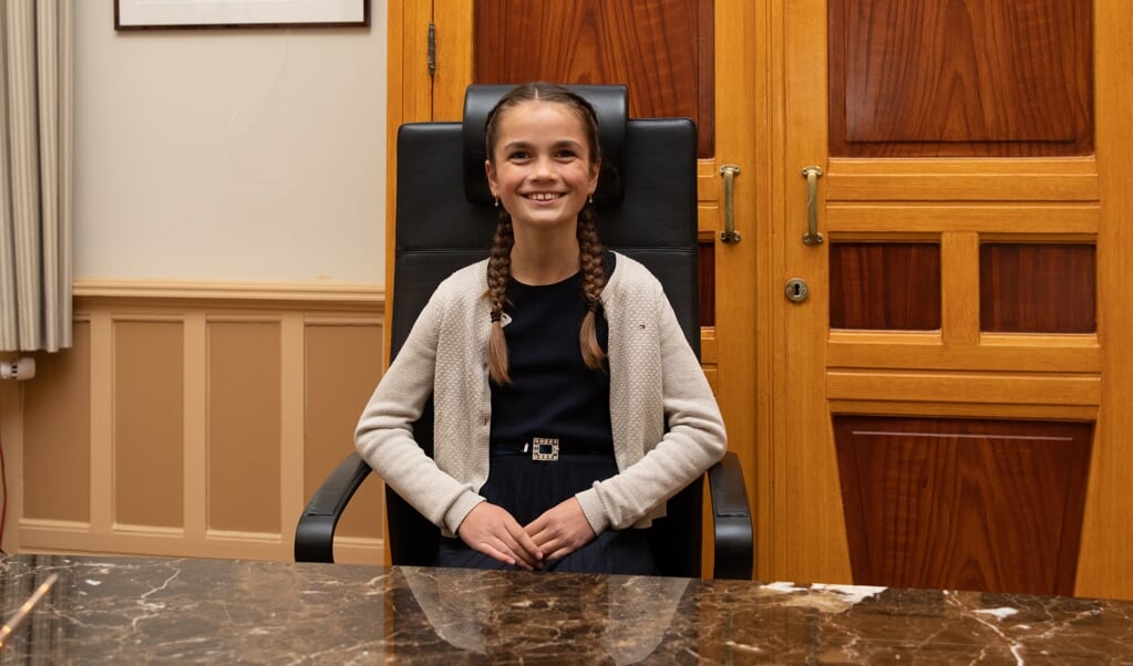 De eerste foto van kinderburgemeester Feline van der Velden is gemaakt in de werkkamer van de burgemeester.