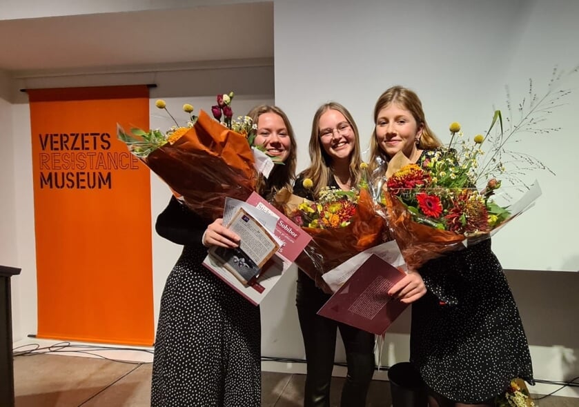 Annejet Vonk, Enna Schut en Anne Rittersma (van links naar rechts) ontvingen de Jules Schelvis Scholierenprijs in het Verzetsmuseum in Amsterdam.