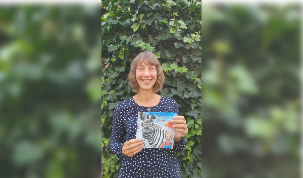 Titia Schut met prentenboek Tom en Streepje
