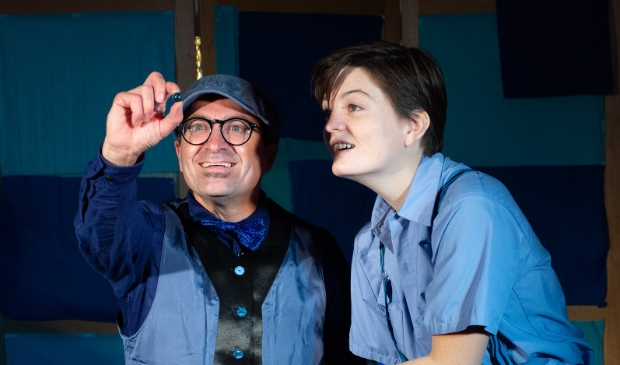 De acteurs tijdens voorstelling Samen Blauw