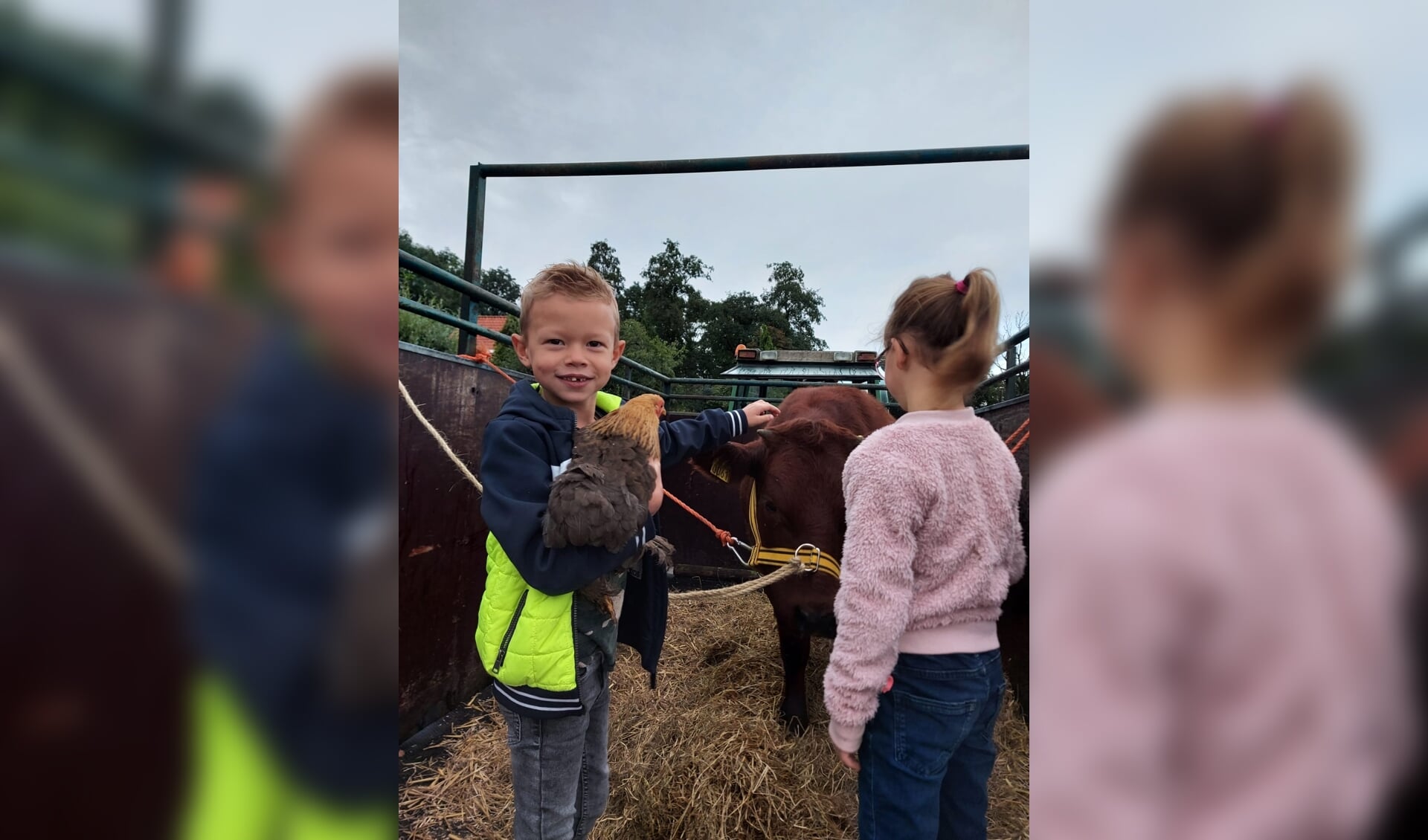 De kinderen met hun dieren