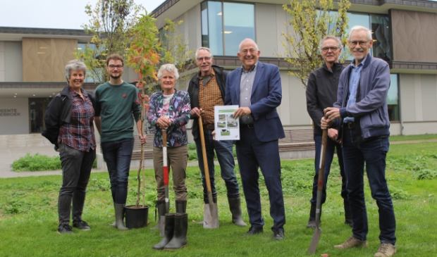 <p>Leden van Groentje overhandigen het rapport met een amberboom aan wethouder Bergkamp.</p>