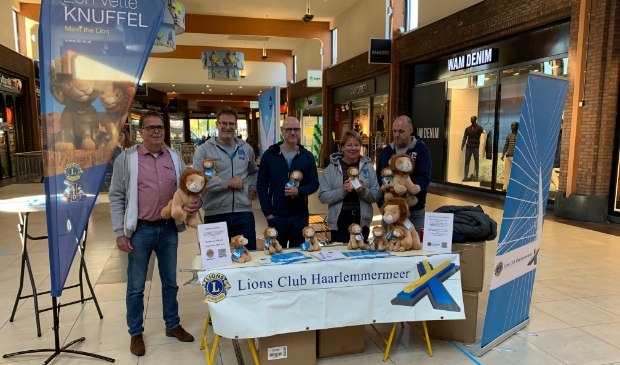 leden van Lionsclub presenteren de Leeuwtjes