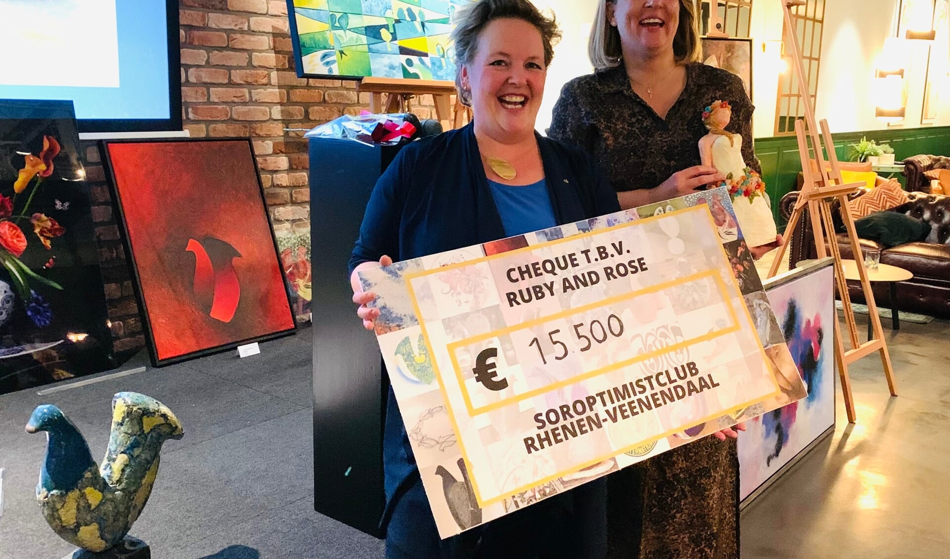 Margriet Wienecke, voorzitter Soroptimistclub Rhenen-Veenendaal overhandigt de cheque van € 15.500 aan Pamela Hoetelmans, voorzitter Ruby and Rose