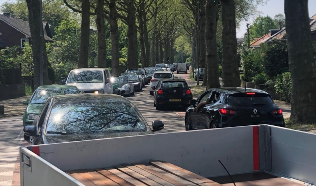 De Burgemeester Amersfoordtlaan in Badhoevedorp op een drukke vrijdagmiddag.