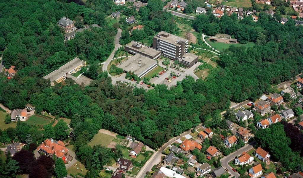 Op de luchtfoto uit de jaren zeventig is de zustersflat, links van het ziekenhuis nog te zien. 