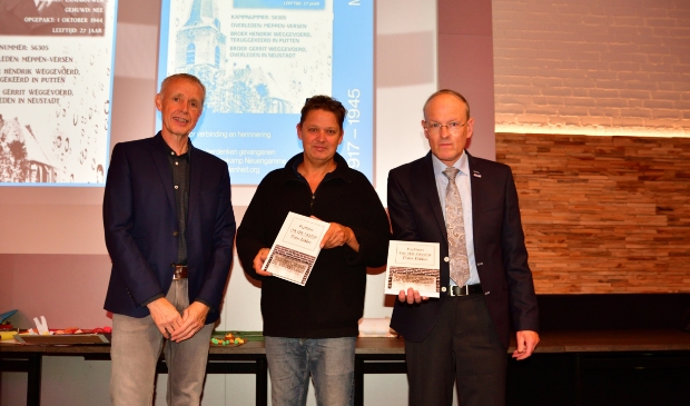 <p>Pieter Dekker overhandigde de eerste boeken aan Michel Kooij en Jan van den Hoorn.</p>