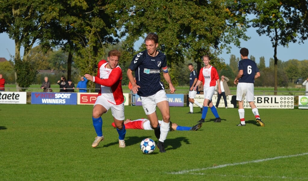 Pascal de Jong wordt opgejaagd door de doelpuntenmaker van ONA'53 Kevin van Woerkom (links)