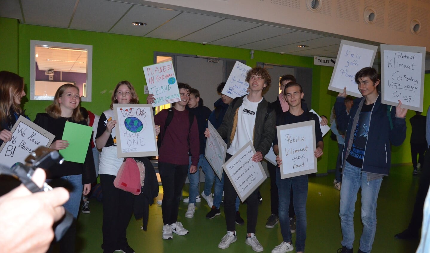 Leerlingen bieden de petitie aan over een beter klimaat