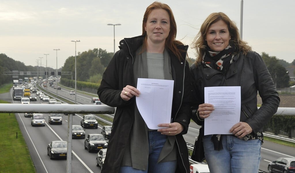 Bewoners Joyce Wagensveld en Tamara van den Born van de Hoevelakenseweg in Terschuur komen in actie, na aanhoudende overlast vanaf snelweg A1.