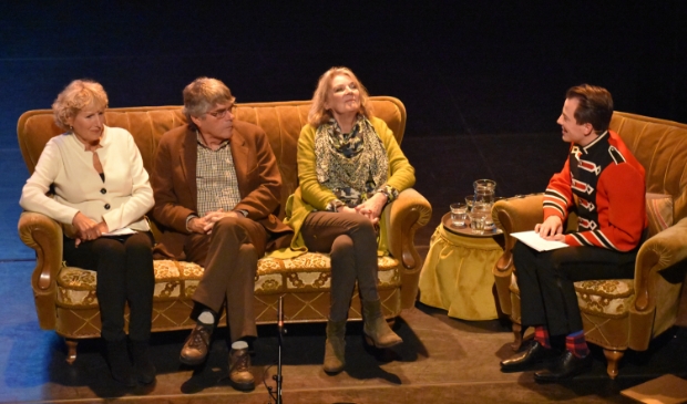 <p>Wil Hordijk, Frits Booy en Machteld Olthof (vlnr) worden geïnterviewd door Kevin van den Berg.</p>