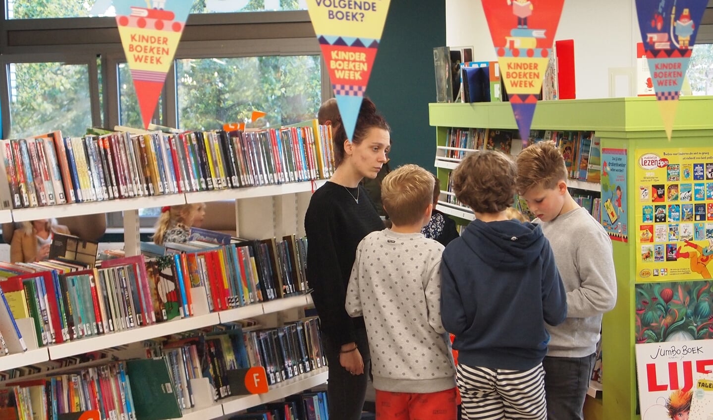 Kinderen spelen game tijdens Kinderboekenweek in Bibliotheek Z-O-U-T