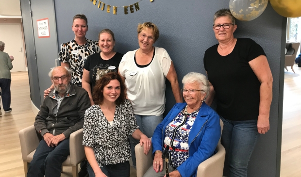 <p>Woonzorgcentrum de Weijer bestaat 1 jaar. Medewerkers Natasja, Ineke, Marjan, Lies en Dominique met bewoners Jan en Wil.</p>
