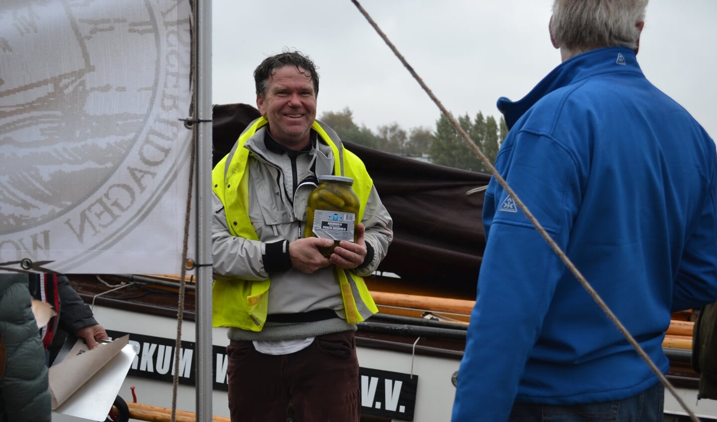 Leimuidense schipper Rob Ligtenberg van skûtsje De Nooit Volmaakt krijgt de Veense augurken overhandigd.