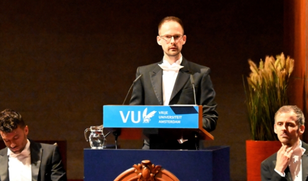<p>Elspeter Jos de Weerd tijdens de verdediging van zijn proefschrift. Naast hem de twee paranimfen, een zwager en een vriend.</p>