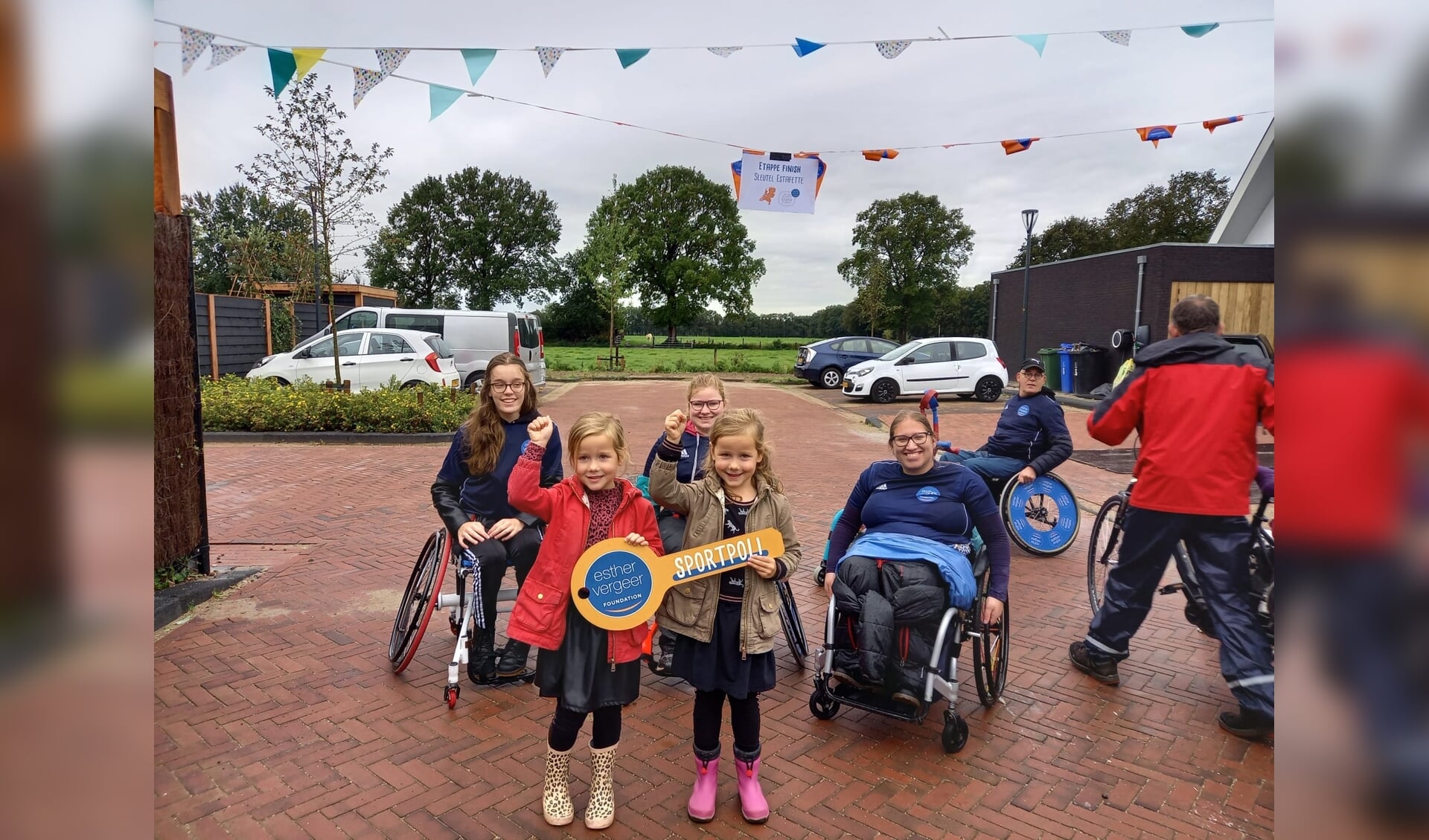 Ede - Scherpenzeel: Team Erik Kleinluchtenbelt met Bionda, Daisy en Lieke na een regenachtige etappe. De Scherpenzeelse Emma en Isa nemen de sleutel in ontvangst om deze een nacht te bewaken.