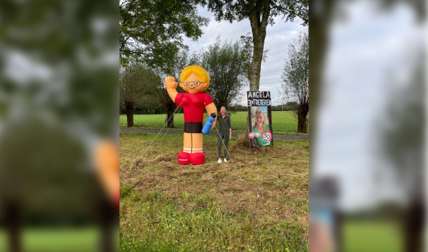 Angela bij de Sara-pop langs de A30