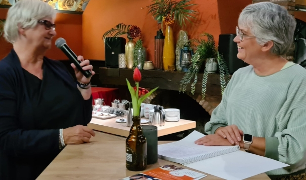 Gezien Schoo (rechts) praat Nijkerkse serviceclub Inner Wheel bij over Voedselbank en het project SchuldHulpMaatje. Links Inner Wheelpresidente Jos Warringa.
